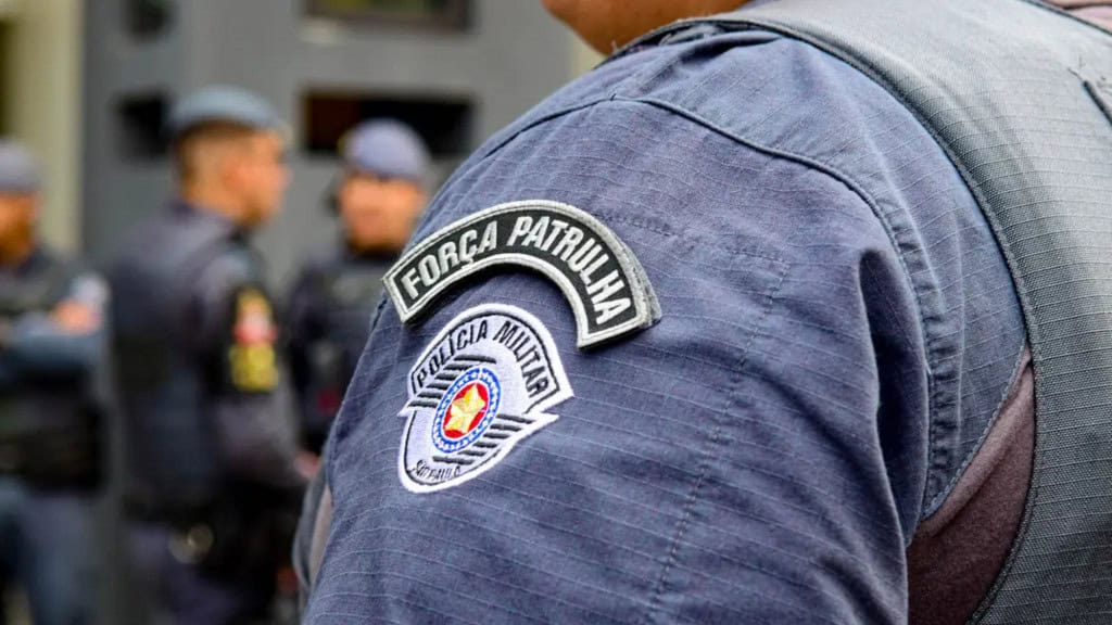 Ombro de policial militar de São Paulo vestindo uniforme