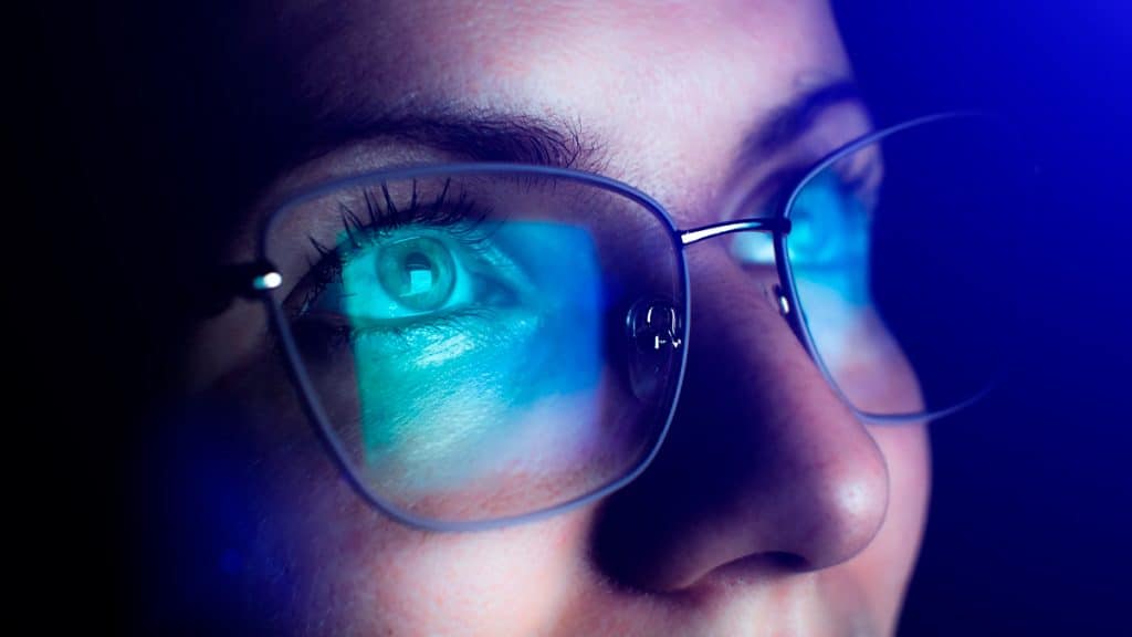 Mulher usando óculos com filtro para luz azul