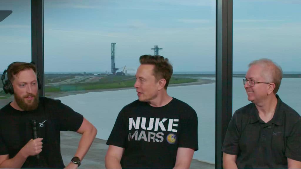 Captura de tela de live da SpaceX na qual Elon Musk usou camiseta com estampa escrito Nuke Mars