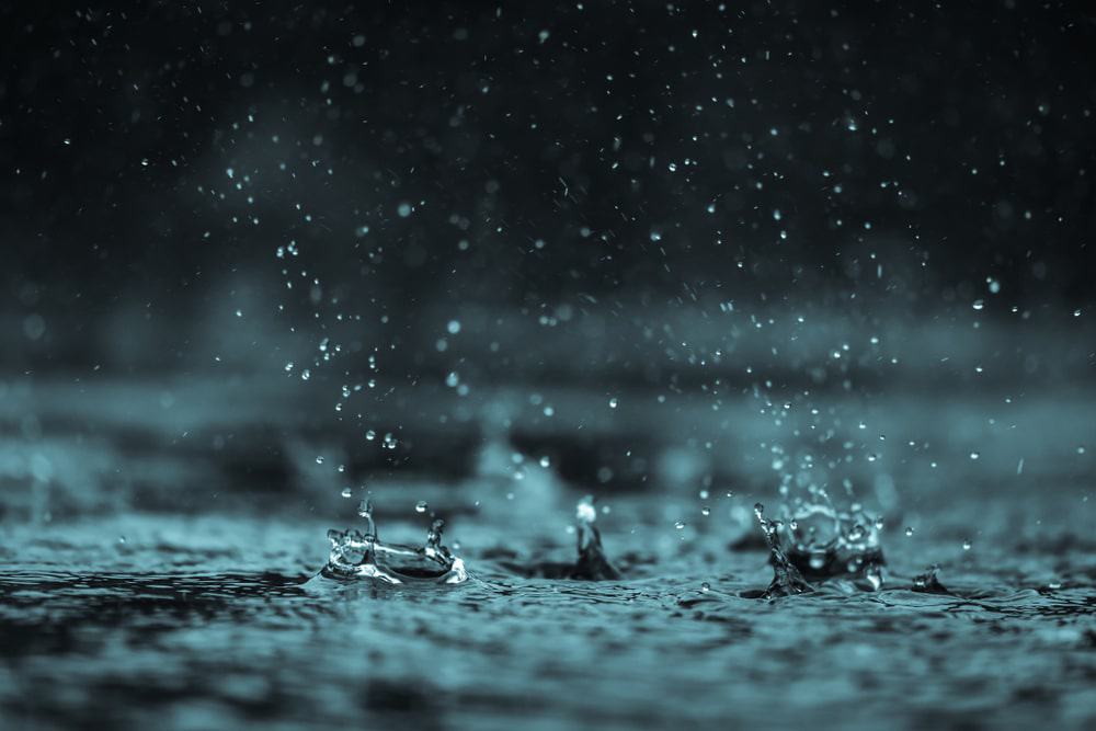 Gotas de chuva caindo no chão
