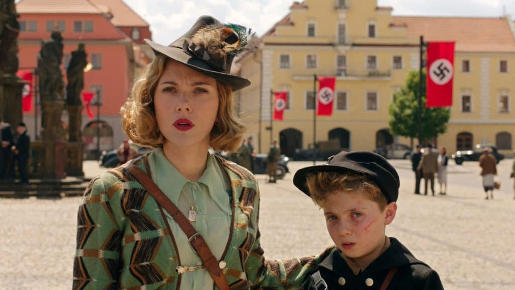Scarlett Johansson ao lado de um menino
