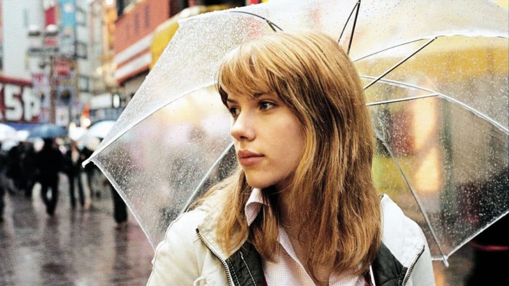 Scarlett Johansson com um guarda chuva
