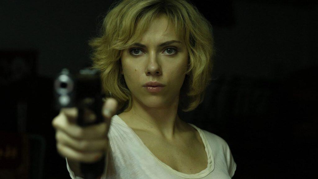 Scarlett Johansson apontando uma arma