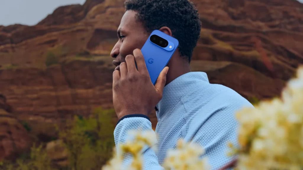 Homem falando em ligação num celular da linha Pixel 10 do Google