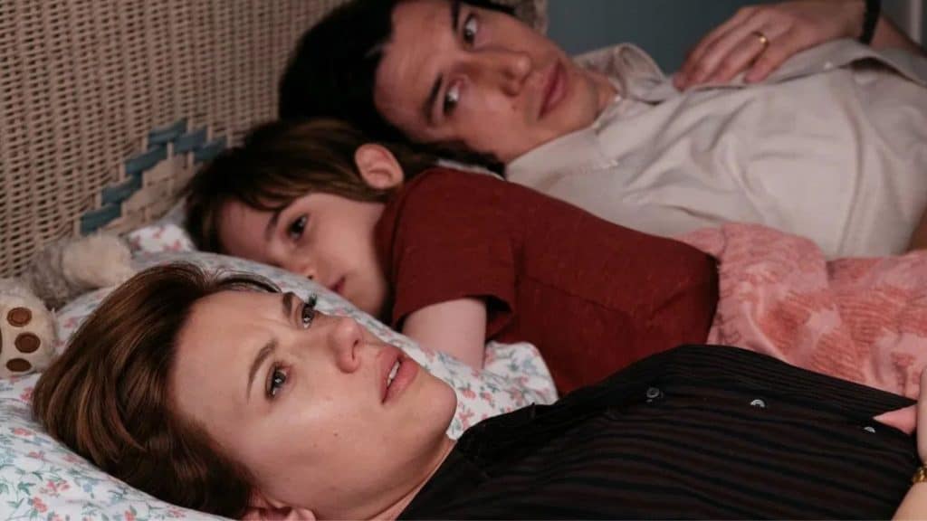 Scarlett Johansson deitada na cama