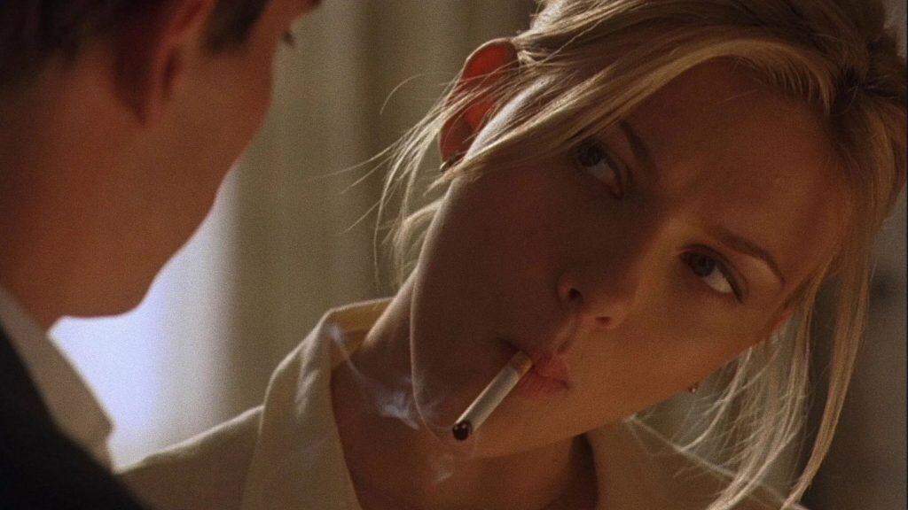 Scarlett Johansson fumando
