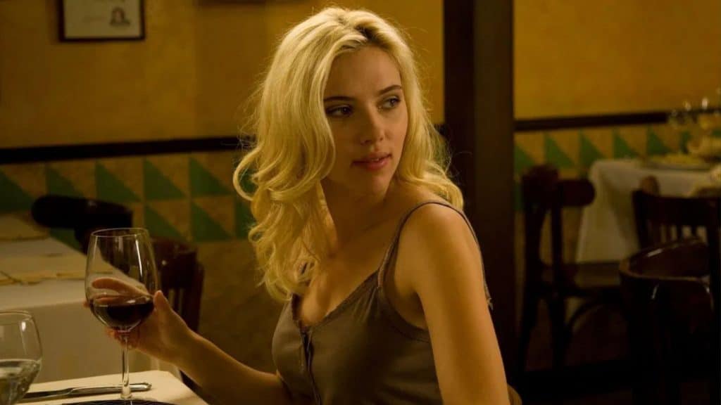 Scarlett Johansson em um quarto
