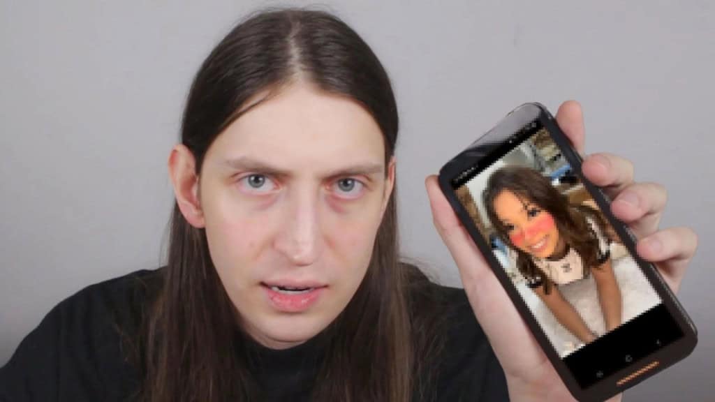 Felca segurando celular com imagem de menina adolescente