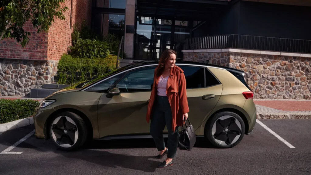 Mulher em pé ao lado do carro elétrico ID.3, da Volkswagen