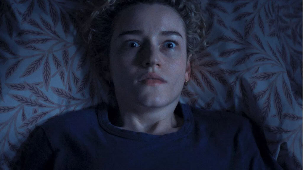 Julia Garner no trailer de "A Hora do Mal"