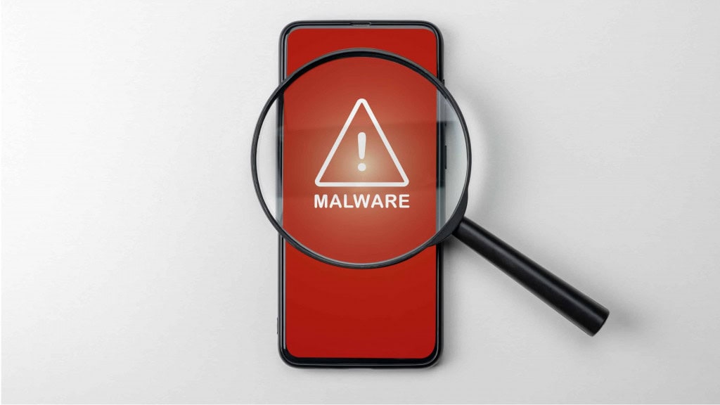Imagem ilustrativa de celular com malware para apps para saber se celular foi hackeado (