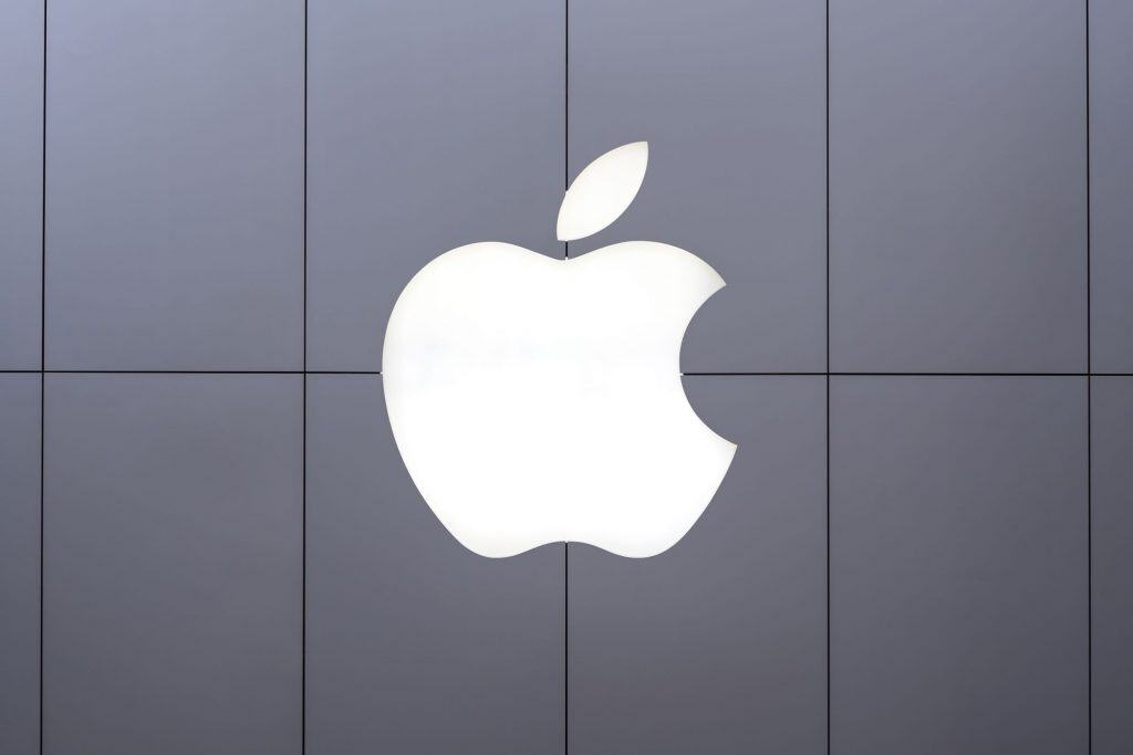 Logo da Apple em uma fachada de loja