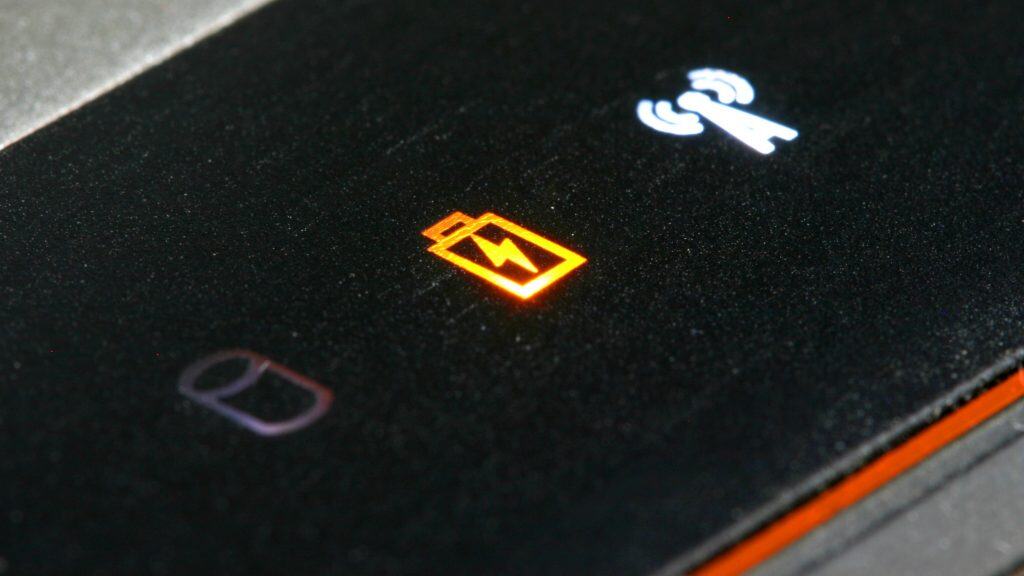 Alerta laranja de bateria fraca em um laptop, com Wi-Fi ativado