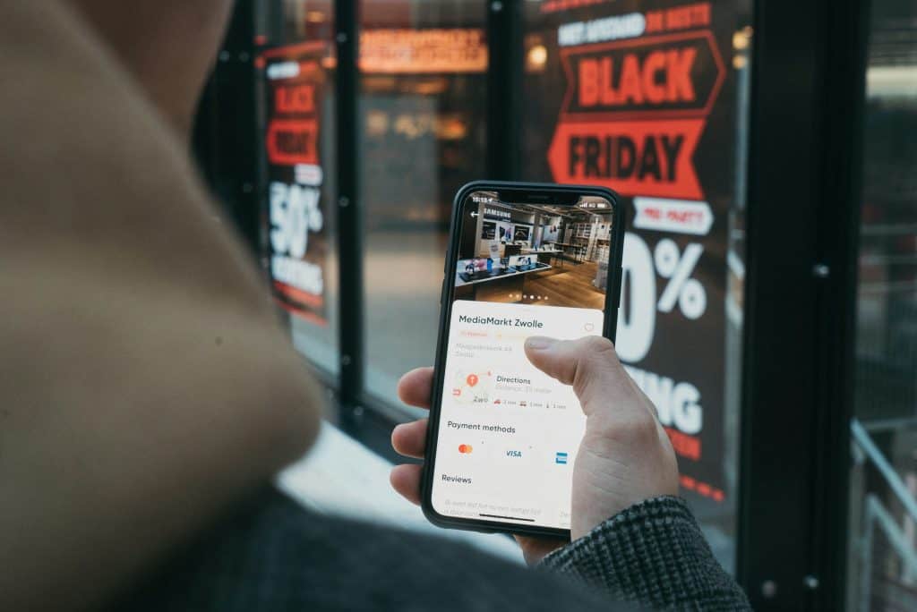 Homem olhando anúncio online de eletrônicos durante a Black Friday