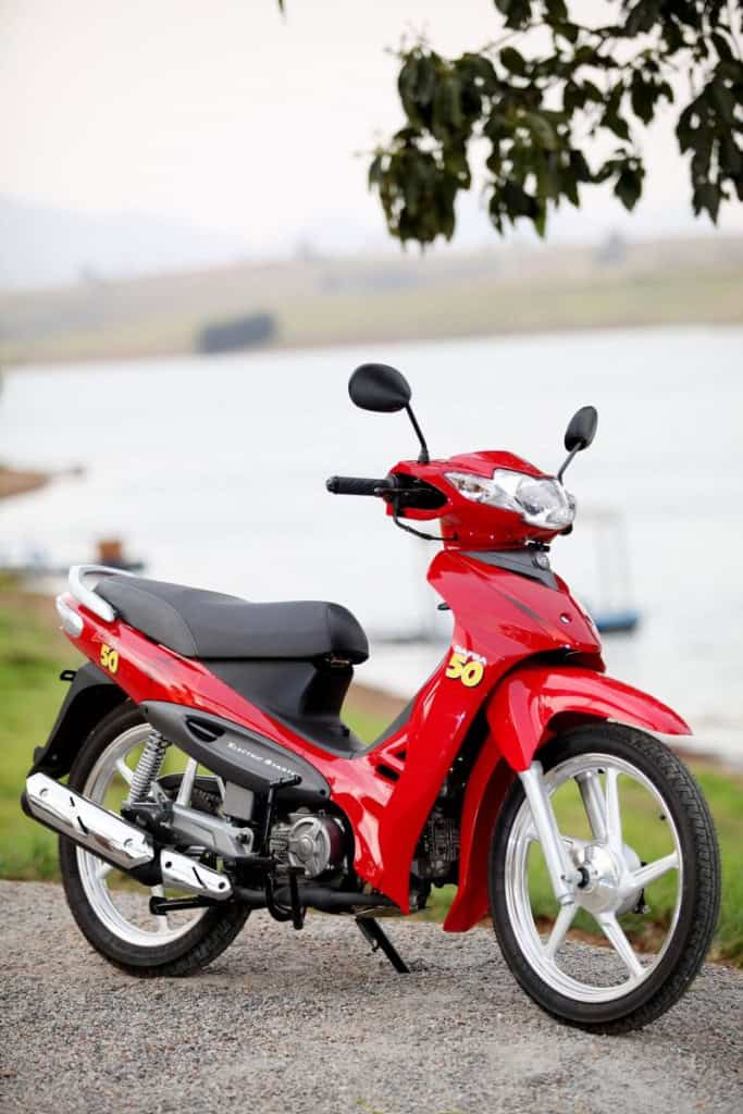 Dafra Zig 50 estacionada