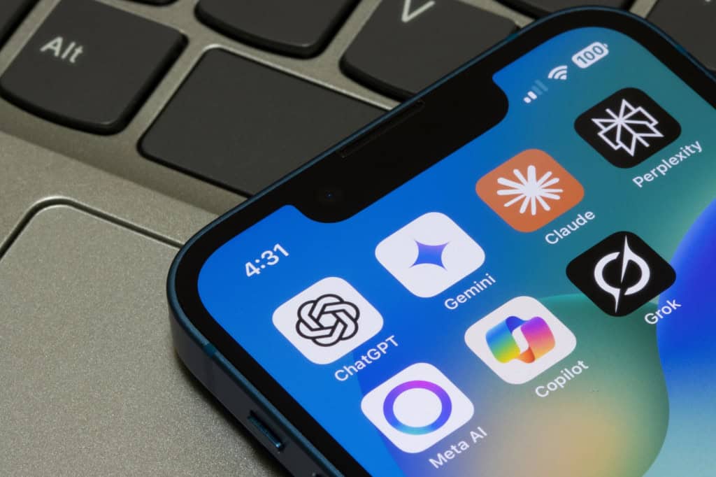 Aplicativos de inteligência artificial (IA) num iPhone