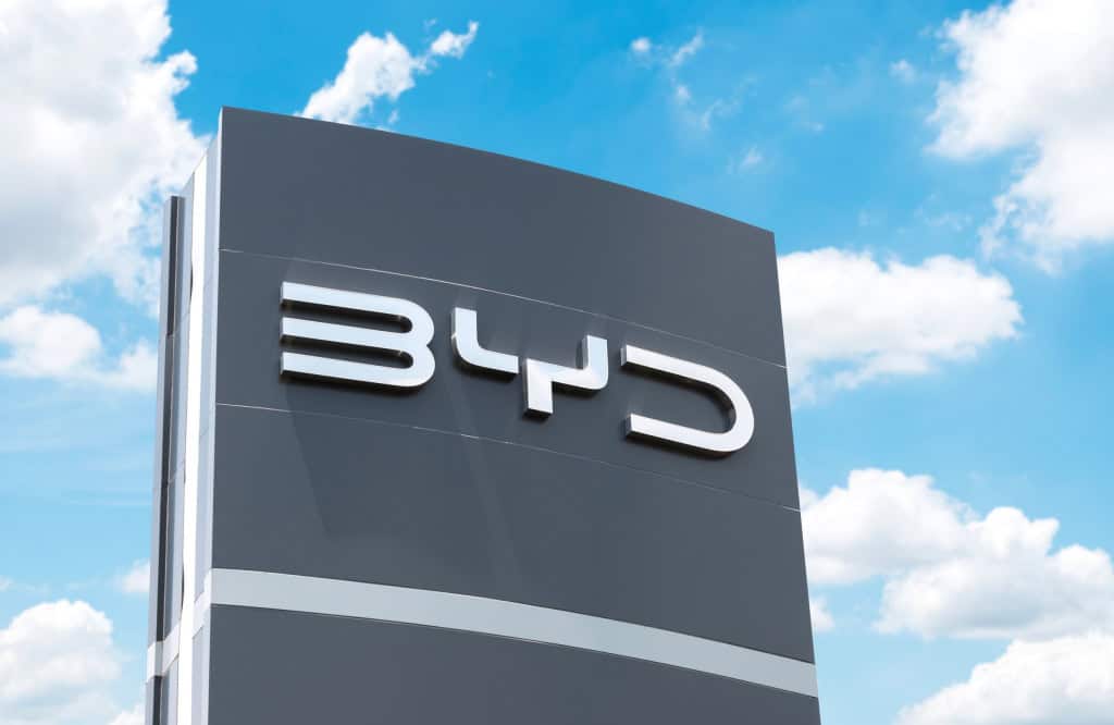 Placa da BYD em uma concessionária