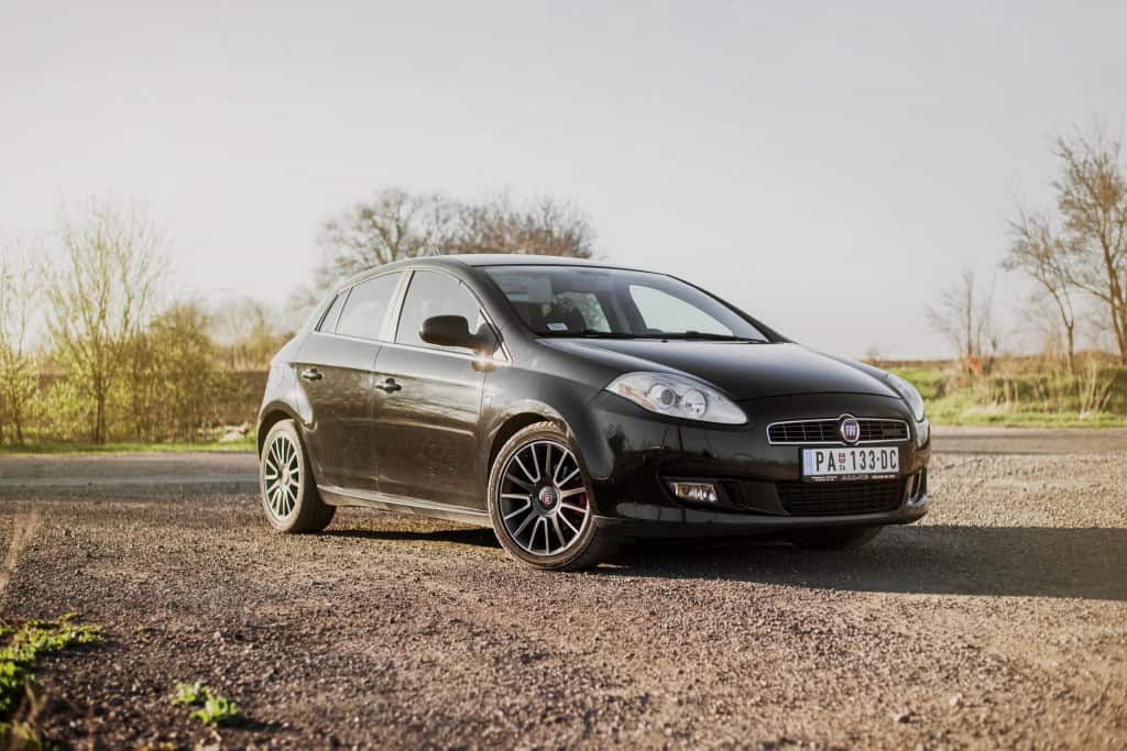 Fiat Bravo estacionado com a roda dianteira direita levemente virada