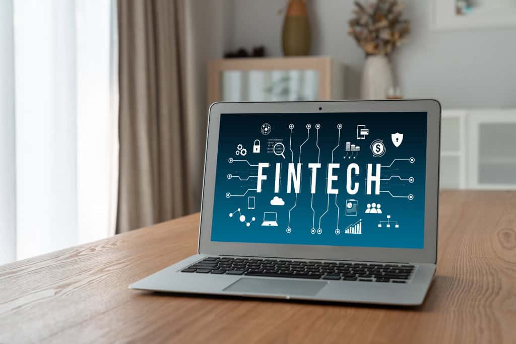 Escrito "fintech" na tela de um notebook