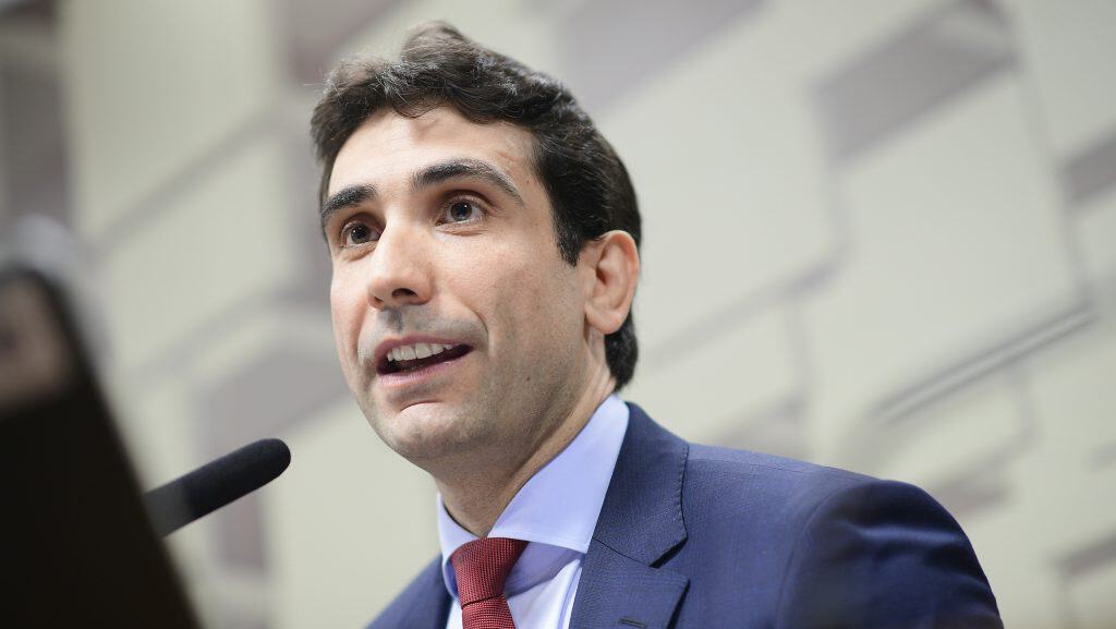 Presidente do Banco Central, Gabriel Galípolo, falando em microfone durante evento