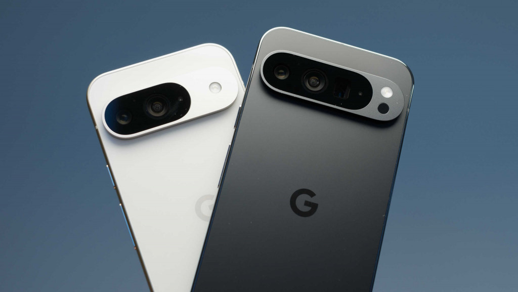 Traseiras de dois Google Pixel 9, sendo o da direita preto e, o da esquerda, branco, um sobrepondo outro, formando a letra "V"