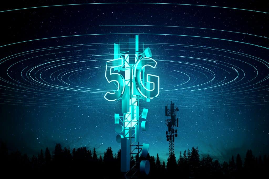 Torre de internet com dizeres s"5G"