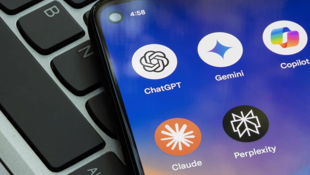 Logos de inteligências artificiais em um smartphone