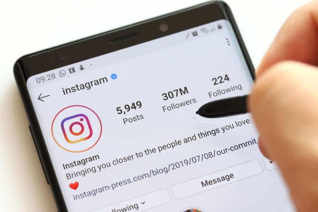 Perfil do Instagram na própria rede social exibido em um smartphone