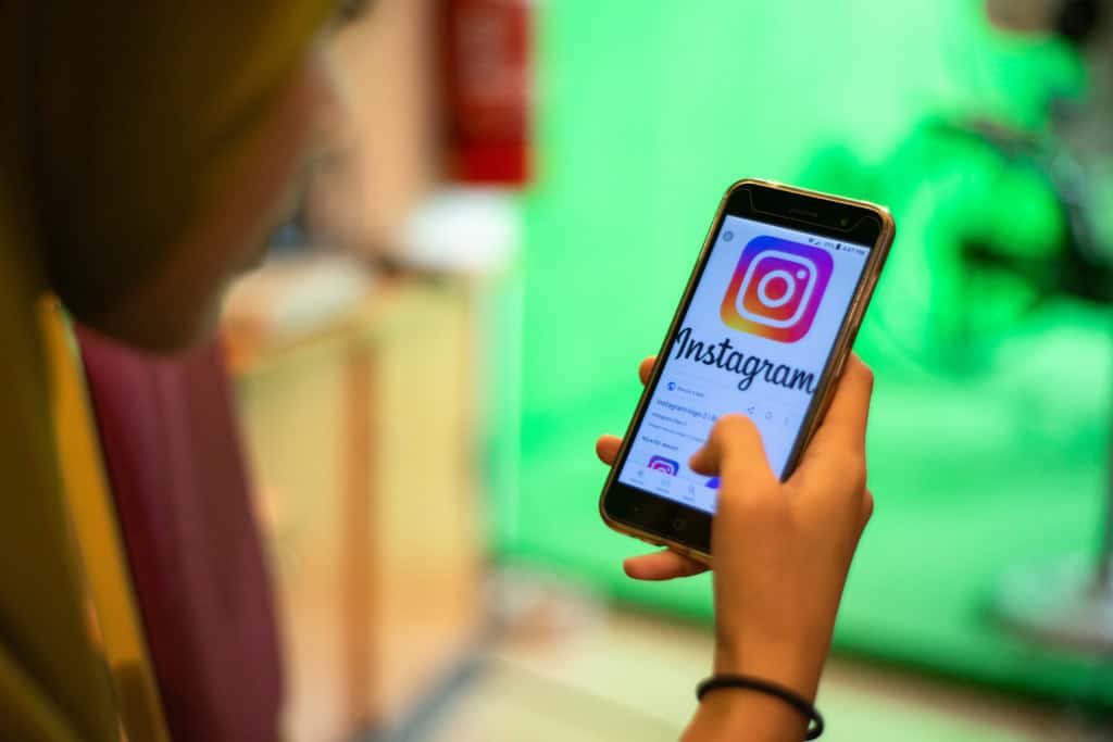 adolescente usando instagram