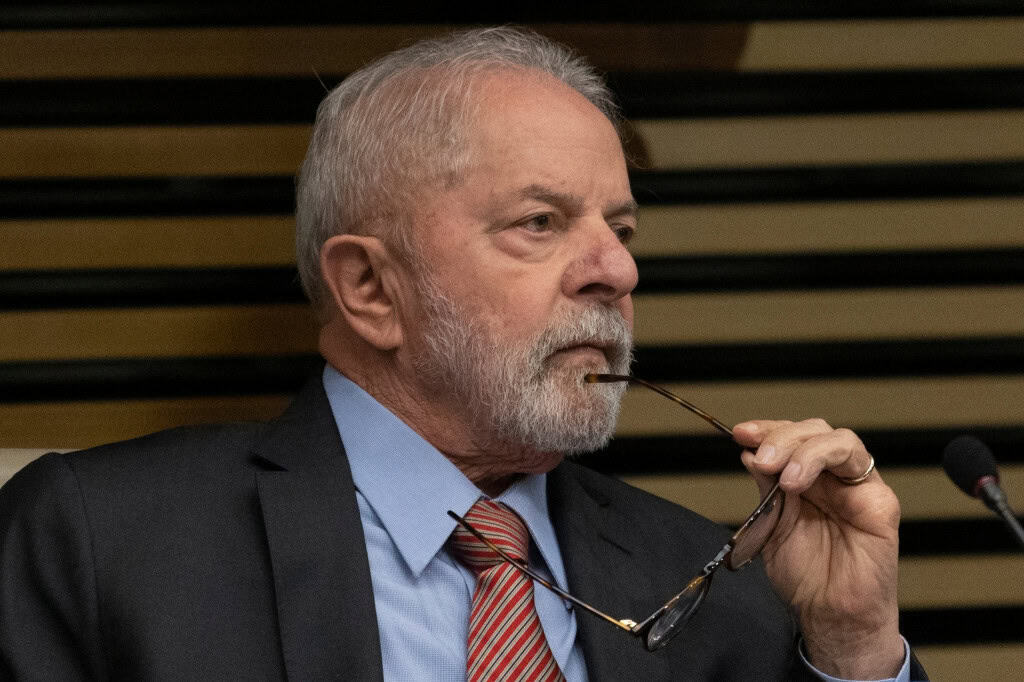 Presidente Luiz Inácio Lula da Silva segurando um par de óculos