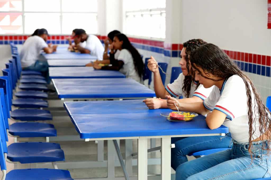 Alunas comem merenda em escola da rede pública do Brasil