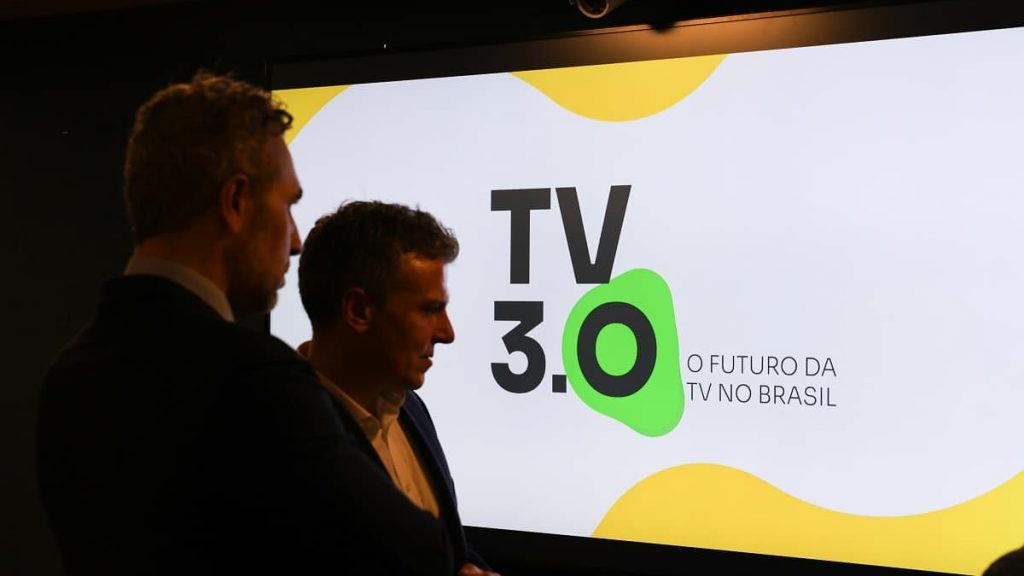 Ex-Ministro das Comunicações, Juscelino Filho, e o presidente da EBC, Jean Lima, durante evento de apresentação da TV 3.0
