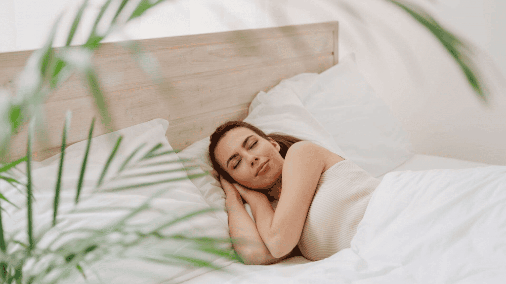 Jovem sorrindo, calma, vestida com roupas casuais, deitada na cama com as mãos juntas sob a cabeça, dormindo, descansando, relaxando, passando tempo no quarto, relaxando, em casa, no próprio quarto, em casa, acordando, sonhando, perdida em devaneios, bom dia.