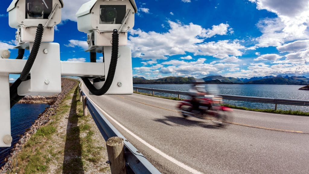 Câmera de controle de velocidade por radar na estrada /