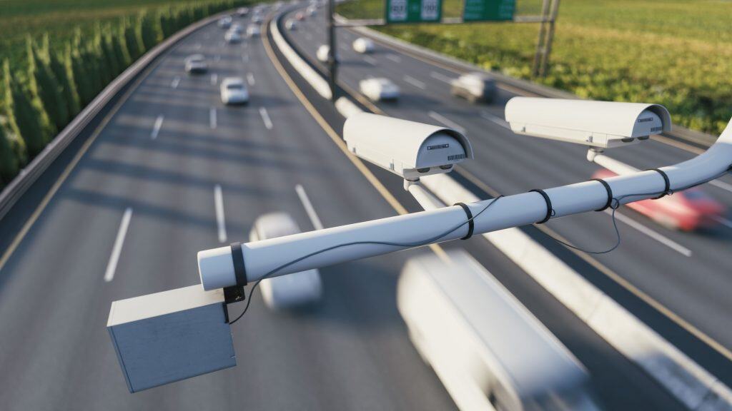 Ilustração 3D de câmera de radar monitorando o tráfego em rodovia movimentada