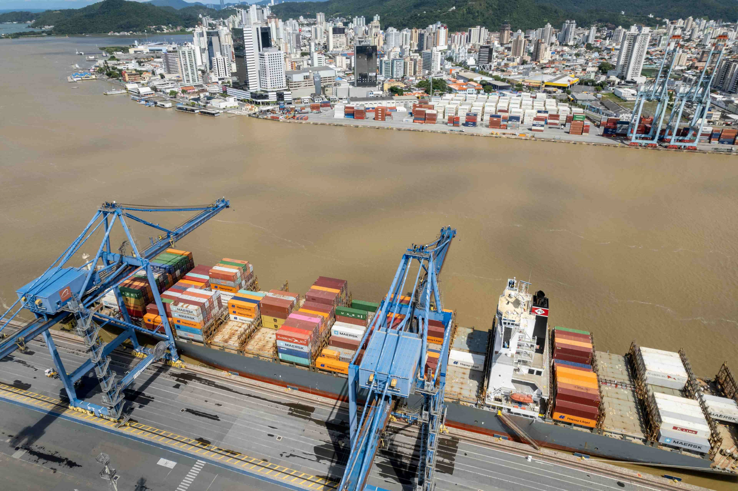 Navegantes é uma cidade portuária localizada no litoral norte de Santa Catarina
