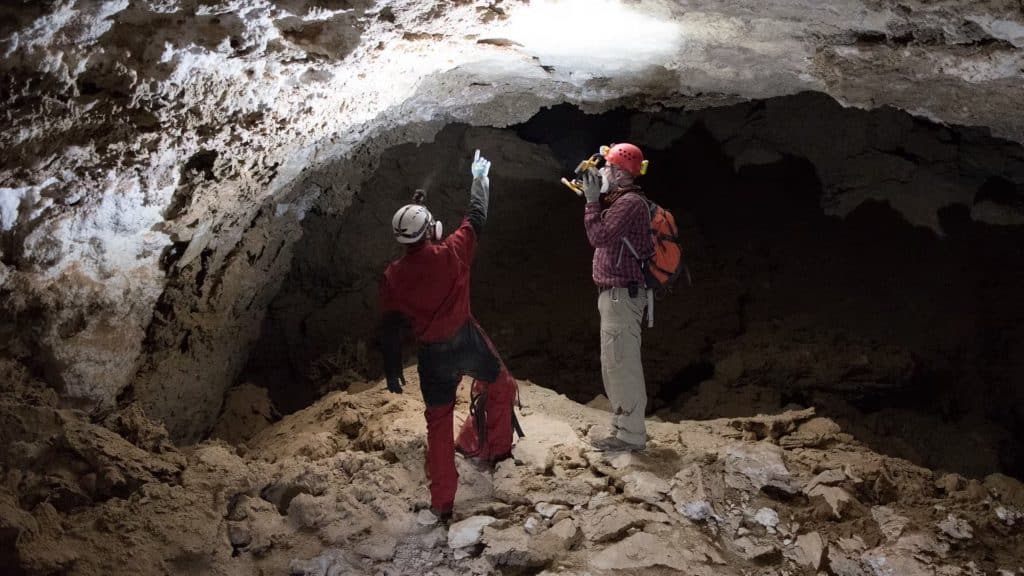 Pesquisadores em caverna na Arábia Saudita