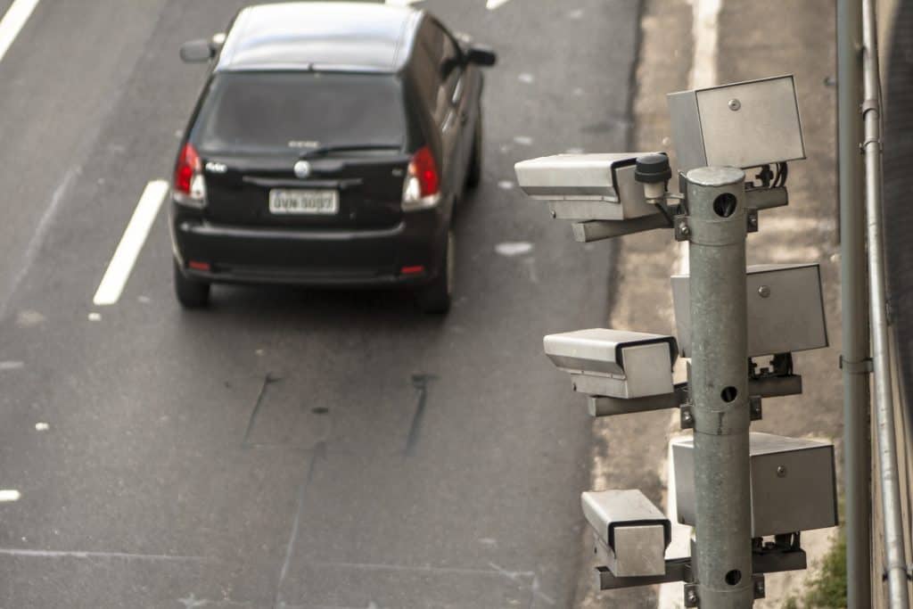 Placa de carro sendo flagrada por radar de trânsito