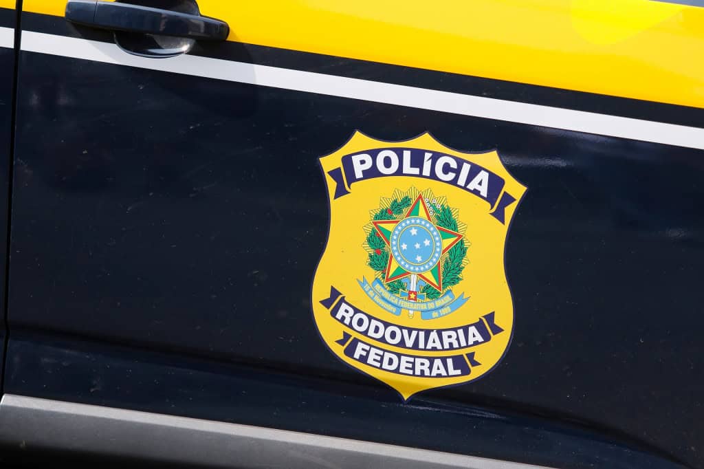 Logo da Polícia Rodoviária Federal em um carro
