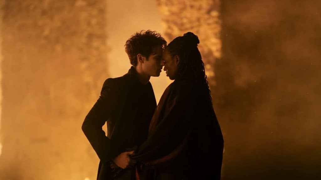casal se beijando, um homem branco e uma mulher negra