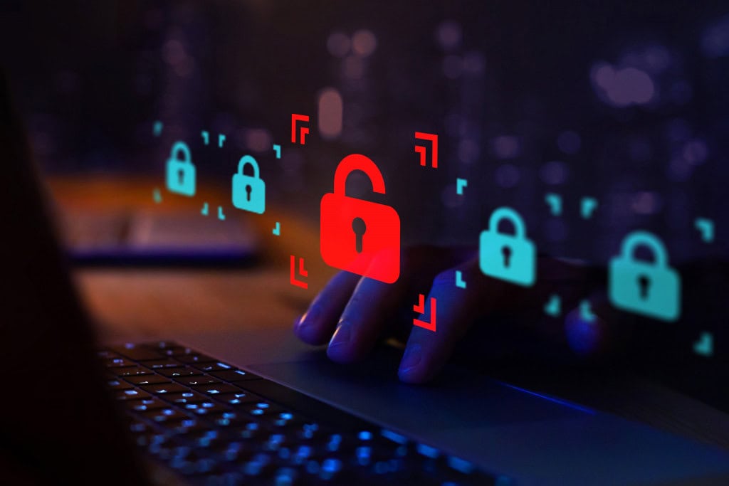 Vários cadeados desenhados no ar na frente de um teclado e uma mão