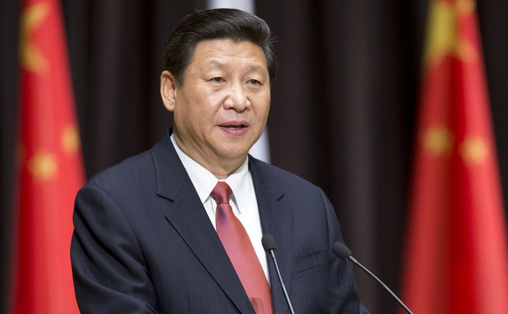 Presidente da China, Xi Jinping, discursando com microfones