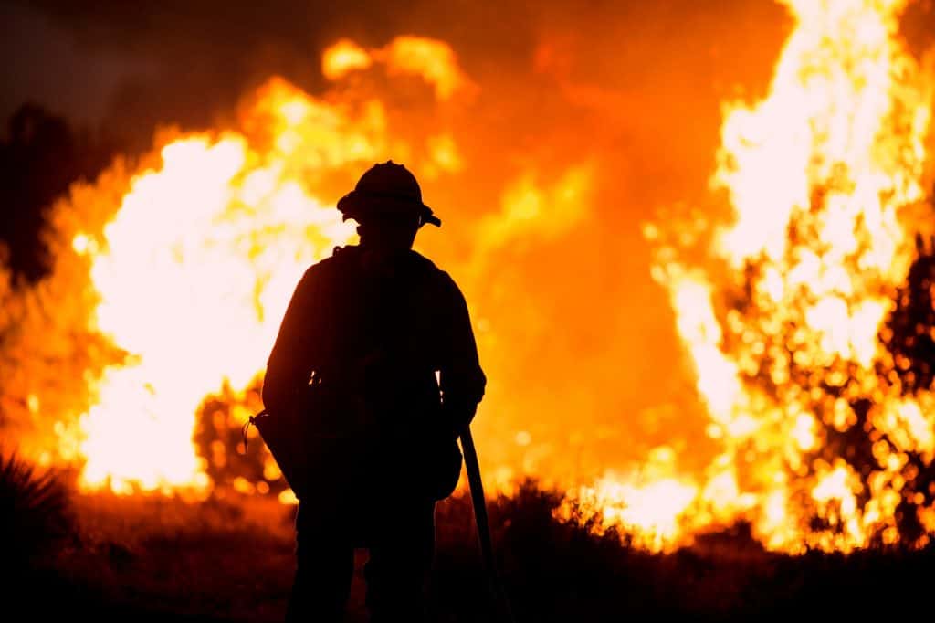 bombeiro combate incêndio