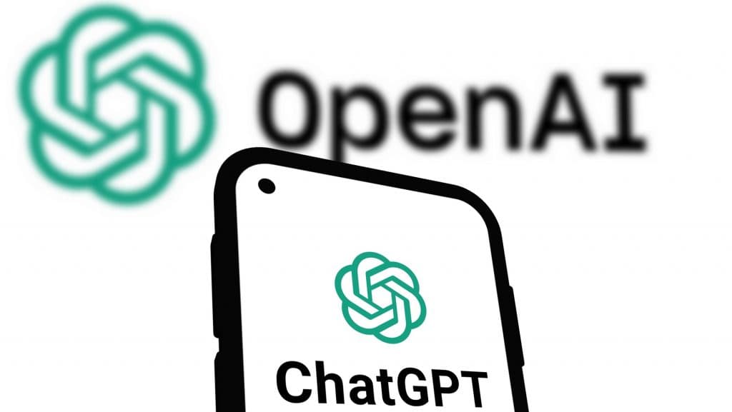 Logomarca do ChatGPT em tela de celular colocado na frente de imagem de logomarca da OpenAI