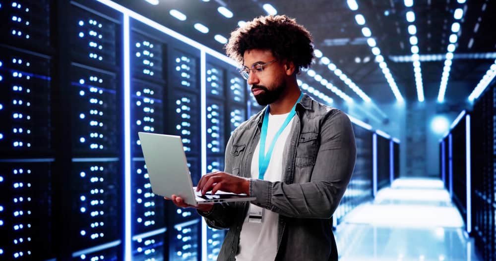 Homem trabalhando em Data Center.