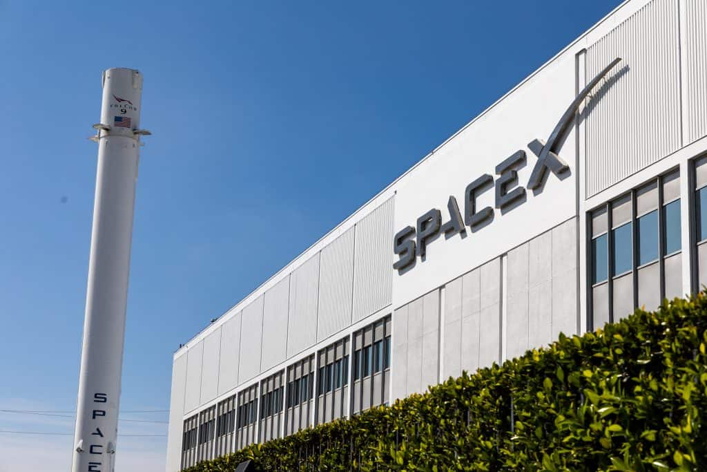 Logo da SpaceX na fachada de um prédio