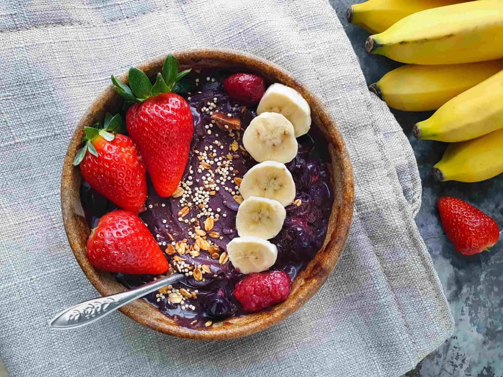 Tigela de açaí com banan, morango e granola