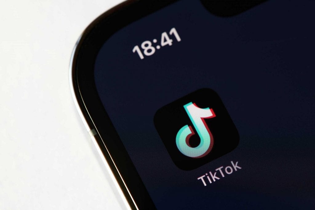 Logo do TikTok em um smartphone