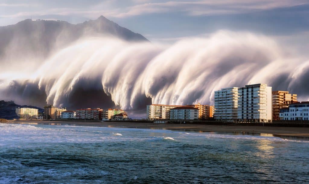 Tsunami com uma grande onda quebrando em casas costeiras