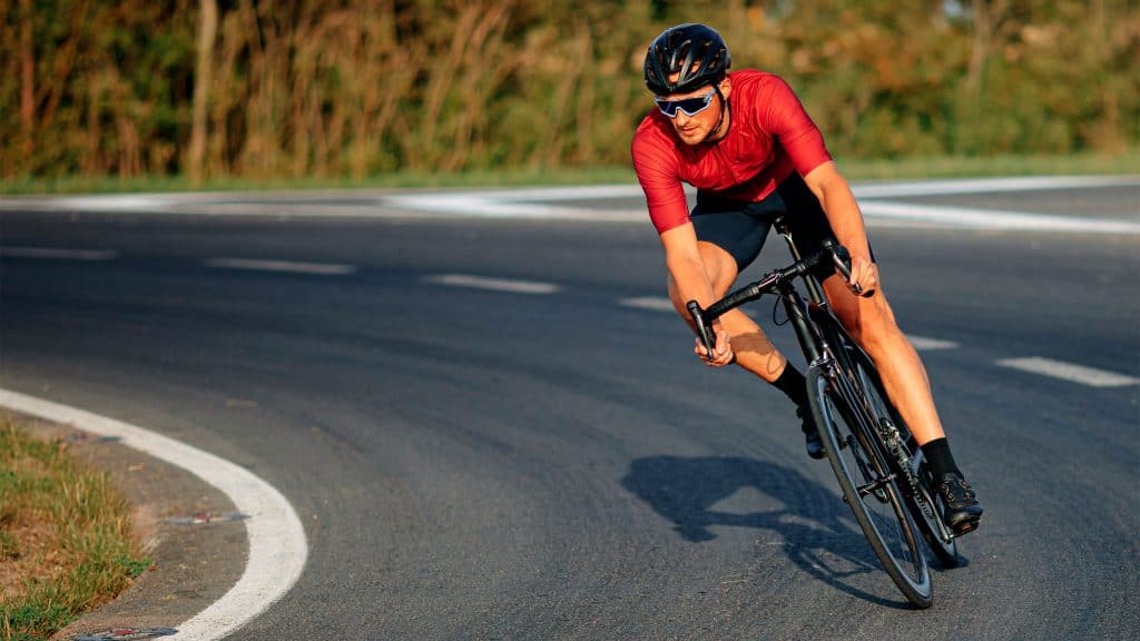 Ciclista profissional andando de bike numa pista de corrida